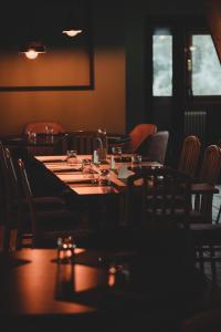 a dining room with a table and chairs at Hotel Renzi in Folgarida