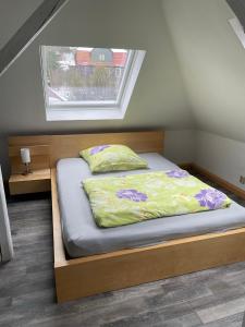 Ce lit se trouve dans une petite chambre dotée d'une fenêtre. dans l'établissement FeWo Rennsteigschloß, à Benshausen