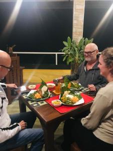Eten bij of ergens in de buurt van het hotel

