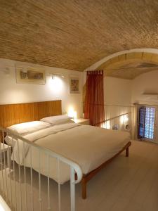 um quarto com uma cama grande e um tecto em madeira em Residenze Palazzo Pes em Cagliari