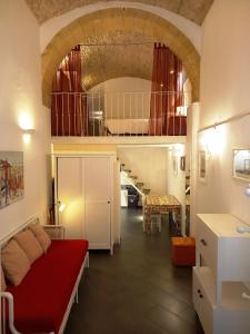 uma sala de estar com um sofá e uma cama em Residenze Palazzo Pes em Cagliari