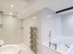 uma casa de banho branca com um lavatório e um WC em Barley Mews em Weymouth