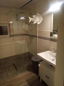 W łazience znajduje się prysznic i umywalka. w obiekcie Ferienbungalow FeWo Eutin Süsel Sierksdorf Strand Ostsee w mieście Süsel