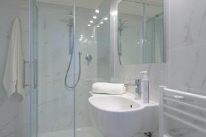 A bathroom at Palace Hotel Domus Mea Riccione Még 37 kép