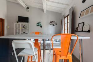 een keuken met oranje stoelen en een tafel bij Design Center Florence APT - HomeUnity in Florence