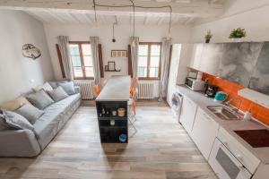 een keuken en een woonkamer met een bank en een tafel bij Design Center Florence APT - HomeUnity in Florence