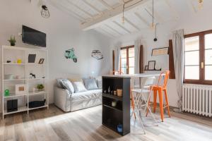 - un salon blanc avec une table et un canapé dans l'établissement Design Center Florence APT - HomeUnity, à Florence
