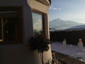 A general mountain view or a mountain view taken from Az apartmant