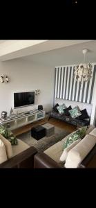 TV/trung tâm giải trí tại POVEIRA HOUSE 1