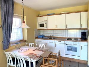 Η κουζίνα ή μικρή κουζίνα στο Haus-Am-Sommerdeich-Whg-11
