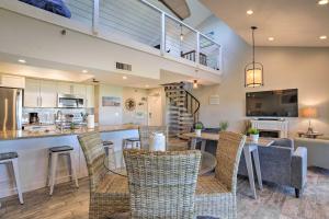 Una cocina y una sala de estar con mesa y sillas. en Walk to Beach Condo with Pool in Indian Shores!, en Clearwater Beach
