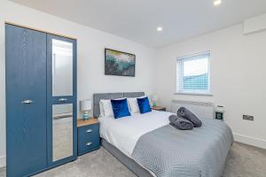 Eden Grove Holiday Homes في Kirkby Thore: غرفة نوم مع سرير وكابينة زرقاء