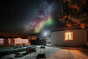 Galería fotográfica de Desert Serenity in Yucca/Joshua Tree w/AC & Fire pit en Yucca Valley