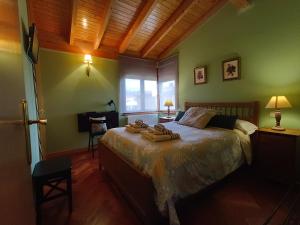 una camera da letto con un letto e due asciugamani di Cuarenta y Ocho Luces a Burgos