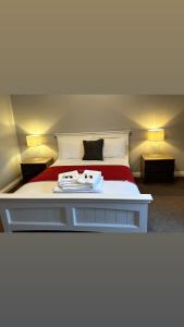 um quarto com uma cama com duas toalhas em The Hinds Head Hotel em Chorley