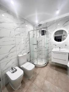 La salle de bains est pourvue de toilettes, d'une douche et d'un lavabo. dans l'établissement URBAN Apartment - Slatina City Centre, à Slatina