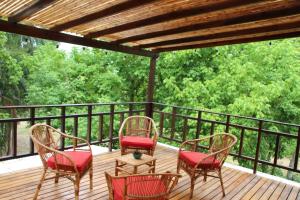 En balkon eller terrasse på CASA EDÉN exclusiva y cómoda casona de descanso a tan solo 1 hora de Bs As