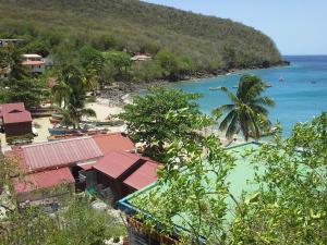 a view of a beach with houses and the ocean at Ti case Mellauman : Anse Plage in Les Trois-Îlets