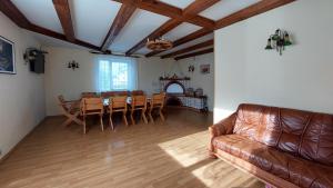 Et opholdsområde på Villa Pogar Resort + 27 billeder