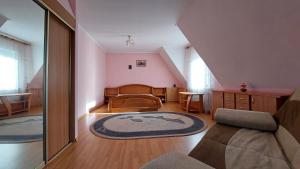 En eller flere senge i et værelse på Villa Pogar Resort