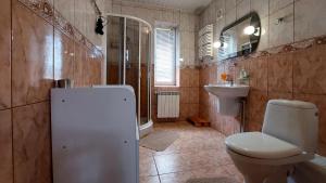 Et badeværelse på Villa Pogar Resort