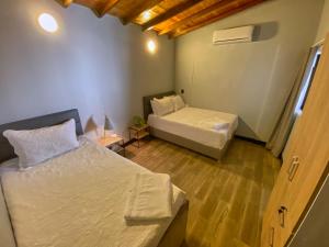 Habitación pequeña con 2 camas y ventana en La escondida house, en Medellín