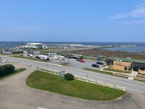 eine Luftansicht eines Parkplatzes neben einer Autobahn in der Unterkunft Le Couvent in Sainte-Anne-des-Monts