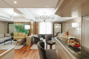 Uma área de estar em Bourbon Hotel & Suites Curitiba