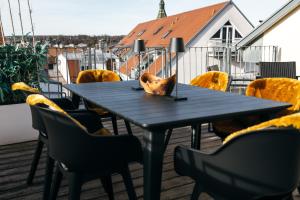 una mesa negra y sillas en el balcón en HEIMATEL - Luxury Penthouse Loft, en Ravensburg
