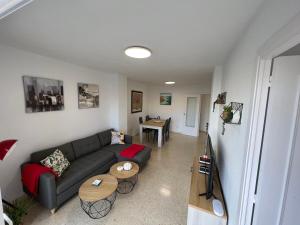 een woonkamer met een bank en een tafel bij Zar El Campello in El Campello