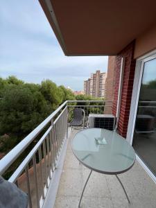 een glazen tafel op een balkon met uitzicht bij Zar El Campello in El Campello