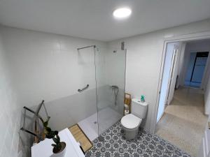 een badkamer met douche en toilet bij Zar El Campello in El Campello +24 foto's