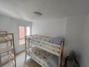 een slaapkamer met twee stapelbedden in een kamer bij Zar El Campello in El Campello