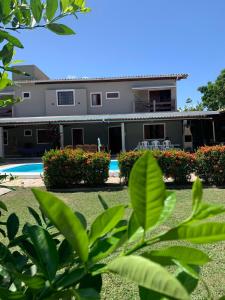 a view of the house from the garden at CasaMar21- 12 km de Maceió e 10 km FRAN6 in Maceió