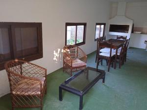 Habitación con sillas, mesa y comedor. en La Blanquita del Tata, ideal para descansar!, en La Pedrera