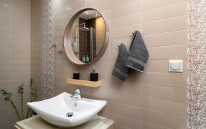 A bathroom at Plaka Apartment With Terrace View
