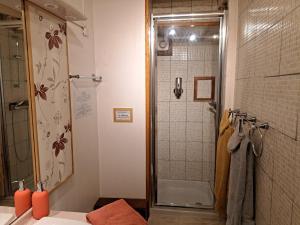 Kúpeľňa v ubytovaní Gîte de la tour de Loire - 65 m2 au pied d'une tour de gué du 17ème siècle