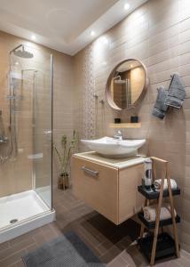 A bathroom at Plaka Apartment With Terrace View