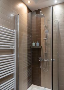 A bathroom at Plaka Apartment With Terrace View
