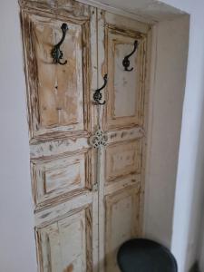 Una vieja puerta de madera con dos pájaros. en Apartment Mohr am Semmering, en Semmering