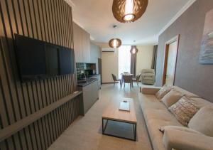 טלויזיה ו/או מרכז בידור ב-Season Suite Apart-Hotel