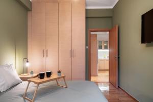 A bed or beds in a room at Plaka Apartment With Terrace View