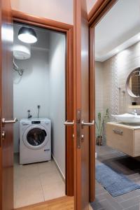 A bathroom at Plaka Apartment With Terrace View Még 15 kép