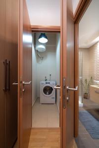 A bathroom at Plaka Apartment With Terrace View