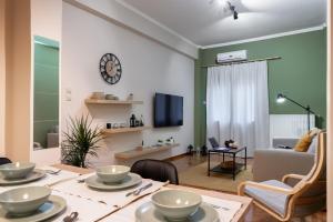 A television and/or entertainment centre at Plaka Apartment With Terrace View