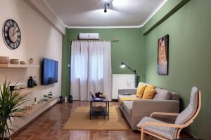A television and/or entertainment centre at Plaka Apartment With Terrace View
