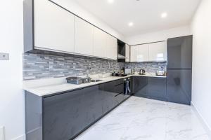 Kirkby ThoreにあるEden Grove Holiday Retreat by Guestzの白いキャビネットとシンクのあるキッチン +13枚の写真