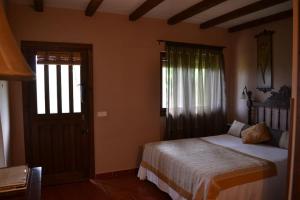 Un pat sau paturi într-o cameră la Finca La Josa, Candeleda, Gredos, VUTAV397
