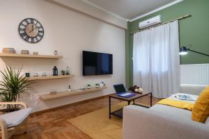 A television and/or entertainment centre at Plaka Apartment With Terrace View