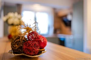 zwei auf einem Tisch sitzende Garnbälle in der Unterkunft Bliss Land Luxury Apartments in Gura Humorului + 125 Fotos